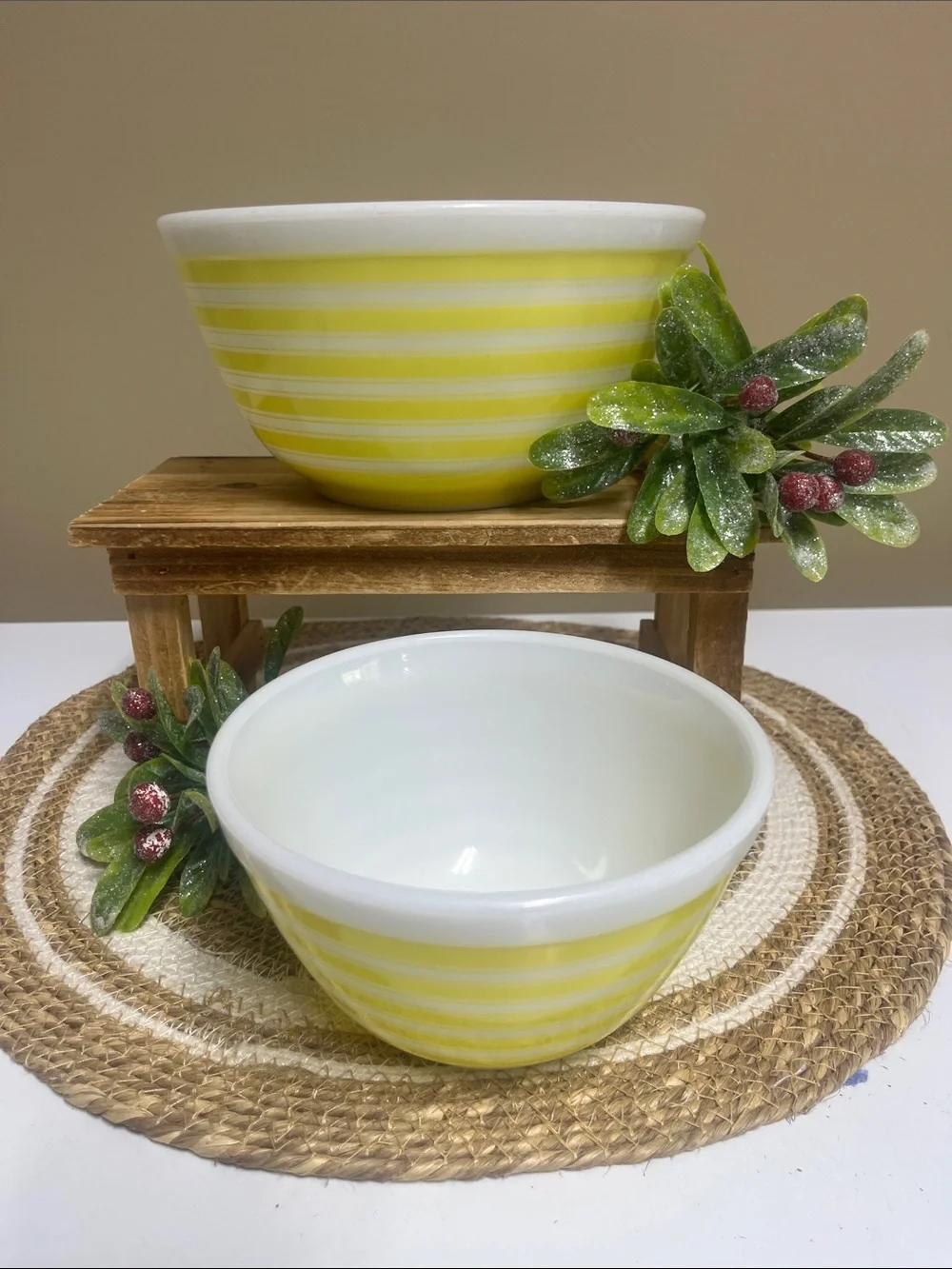 Pyrex 2 pc Yellow Stripe nesting bowls 1.5 pt & 1.5 qt in good condition